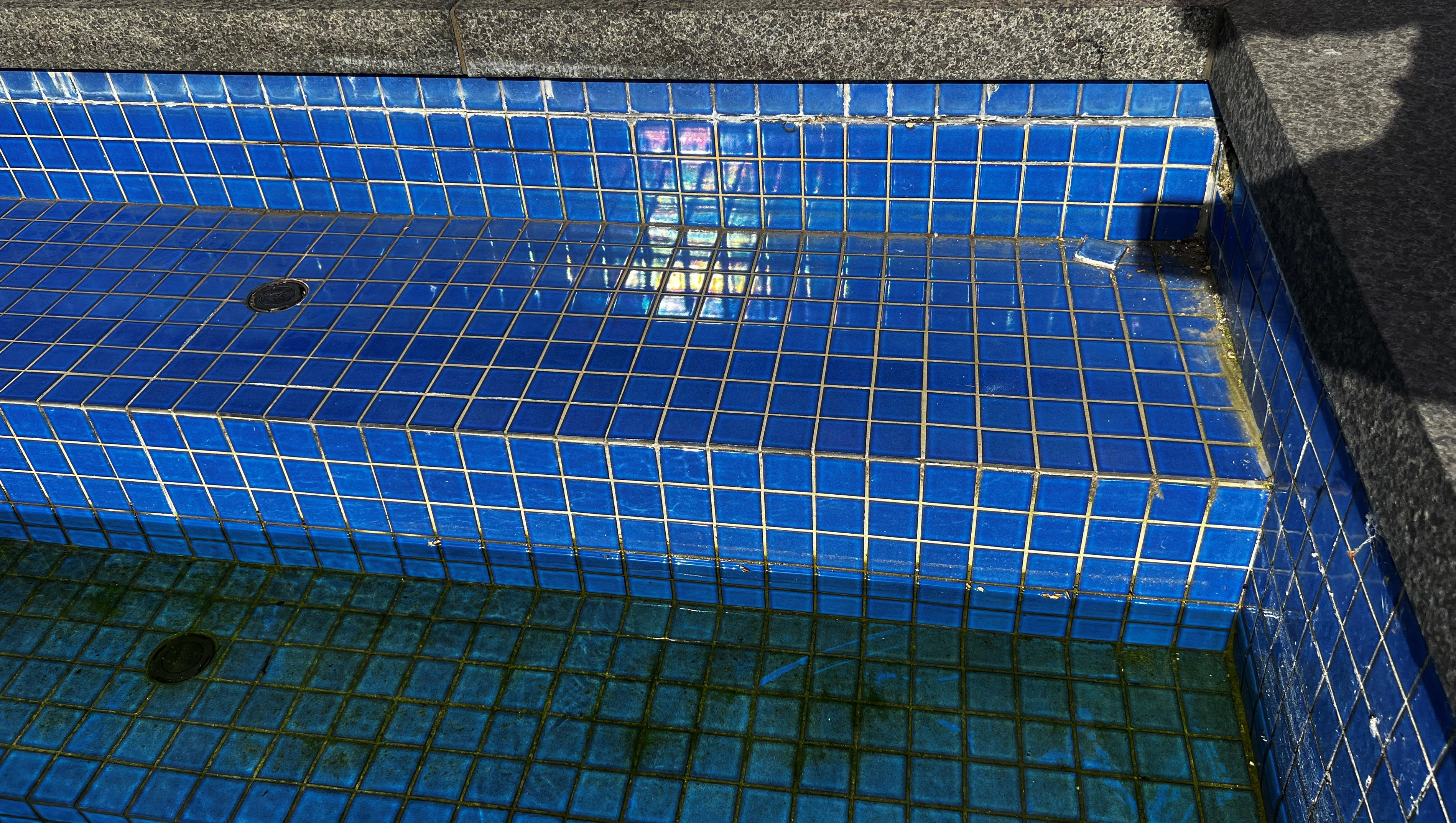 Cracked_tiles_swimming_pool Swimming Pool Shape Change