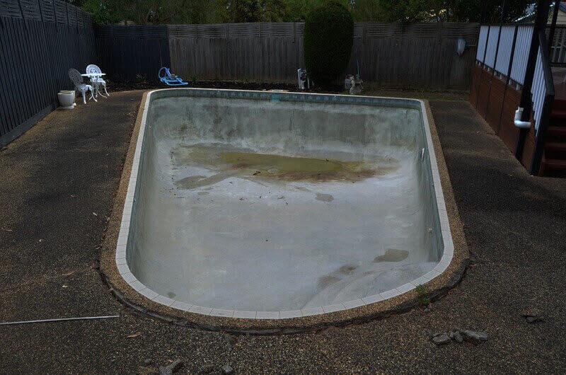 Pebbled-swimming-pool-cracked-Poolsidepaving-paint-luxapool-melbourne